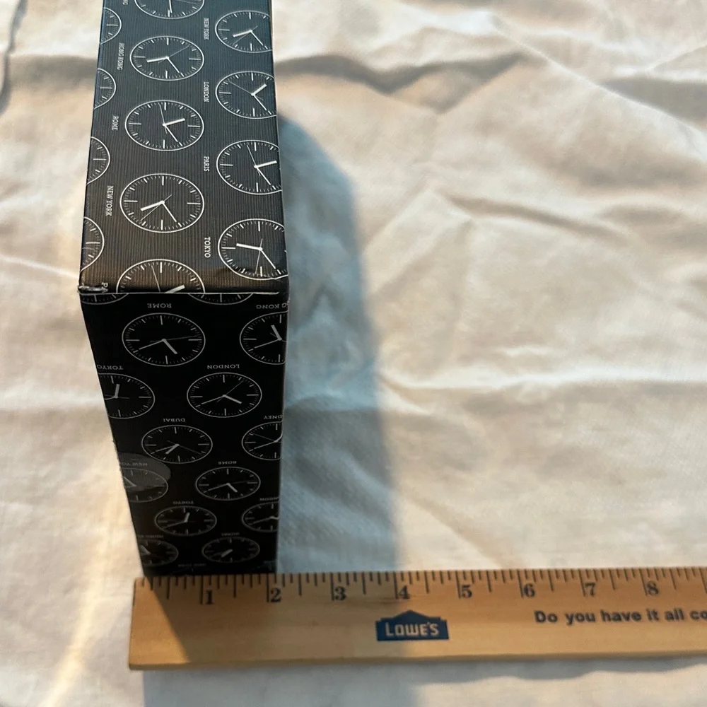 NIB. Travel Luggage Strap with 2 Pack Tags - Black